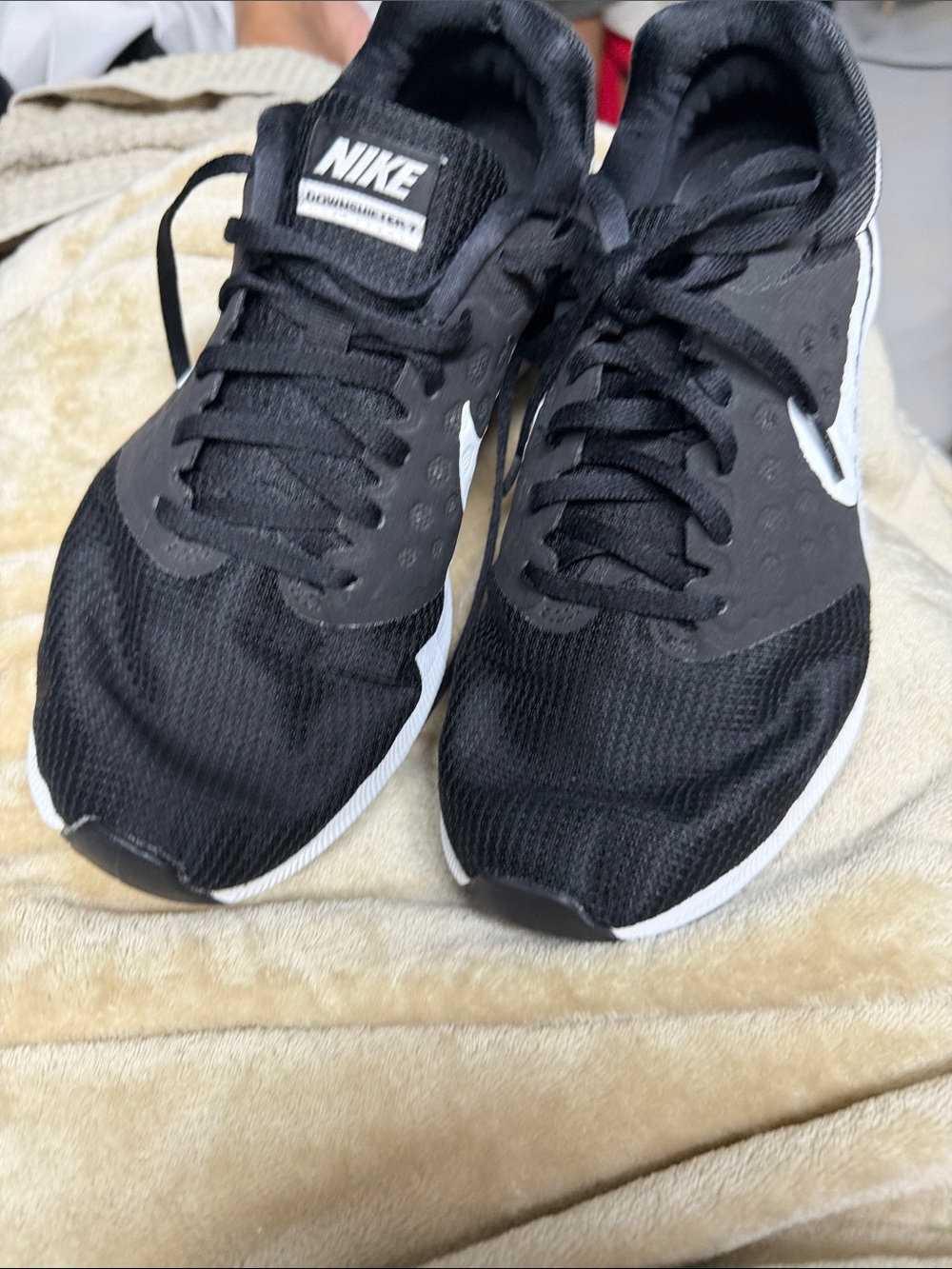 Nike Downshifter 7 Black and White Running Shoes size 9
